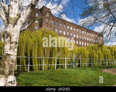 Alte Klasse 1 aufgeführten Gebäude der St James Mill Gebäude mit Trauerweide Bäume vor, Norwich, England, UK Stockfoto