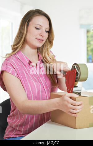 Frau im Hause Abdichtung Box für den Versand Stockfoto