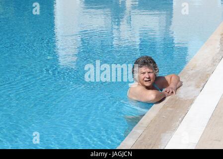 Eine englische Dame Entspannung in einem Hotel Swimmingpool während auf Ferien in der Türkei Stockfoto