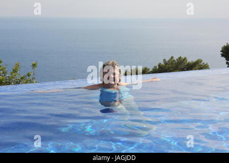 Eine englische Dame Entspannung in einem Hotel Swimmingpool während auf Ferien in der Türkei Stockfoto