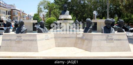 Ein Monument der Vergangenheit Sultane und berühmten türkischen Regierungschefs am Hafen entlang Weg Fethiye in der Türkei Stockfoto