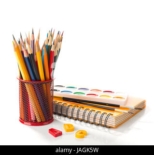 Ausstattung der Schule mit Stiften, Farben und Pinseln isoliert auf weiss.  Zurück zum Schulkonzept. Stockfoto
