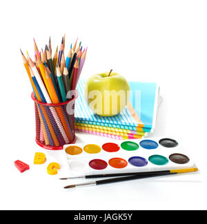 Ausstattung der Schule mit Stiften, Farben, Pinsel und Apfel isoliert auf weiß. Zurück zum Schulkonzept. Stockfoto
