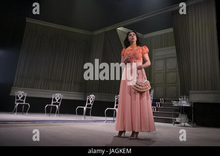 "Die kahle Sängerin" auf dem spanischen Theater von Madrid mit: Carmen Ruíz Where: Madrid, Spanien bei: Kredit-28. April 2017: Oscar Gonzalez/WENN.com Stockfoto