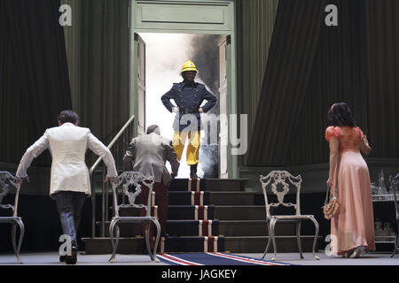 "Die kahle Sängerin" auf dem spanischen Theater von Madrid mit: Fernando Tejero, Javier Pereira, Carmen Ruíz Where: Madrid, Spanien bei: Kredit-28. April 2017: Oscar Gonzalez/WENN.com Stockfoto