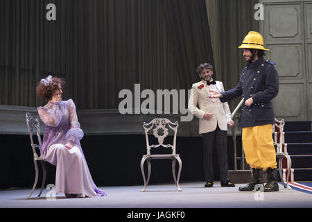 "Die kahle Sängerin" auf dem spanischen Theater von Madrid mit: Adriana Ozores, Fernando Tejero, Javier Pereira wo: Madrid, Spanien bei: Kredit-28. April 2017: Oscar Gonzalez/WENN.com Stockfoto