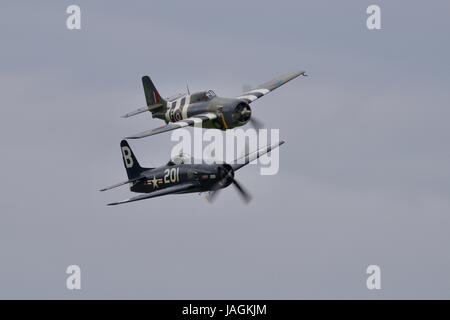 Grumman F4F Wildcat und Bearcat fliegen in formation Stockfoto