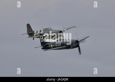 Grumman F4F Wildcat und Bearcat fliegen in formation Stockfoto