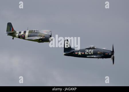 Grumman F4F Wildcat und Bearcat fliegen in formation Stockfoto