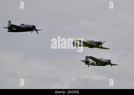 Grumman Bearcat, Wildcat und Hawker Sea Hurricane fliegen auf der Fly Navy Airshow am Shuttleworth Stockfoto