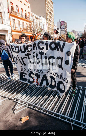 Valparaiso, Chile - 1. Juni 2017: Proteste in Valparaiso, Präsidentin Michelle Bachelet jährliche der Union Rede an den Kongress. Stockfoto