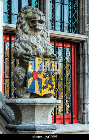 Der Löwe Skulptur und Wappen, Heilig-Blut-Basilika (Heilig Bloedbasiliek), Burg, Brügge, West-Flandern, Belgien Stockfoto