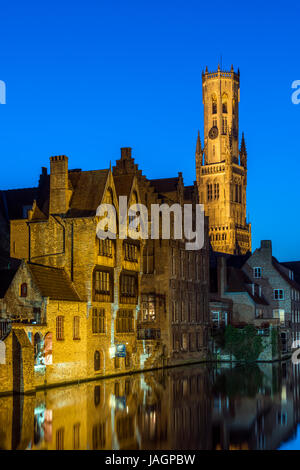 Nachtansicht des Dijver Kanals mit Belfort Turm im Hintergrund, Brügge, West-Flandern, Belgien Stockfoto