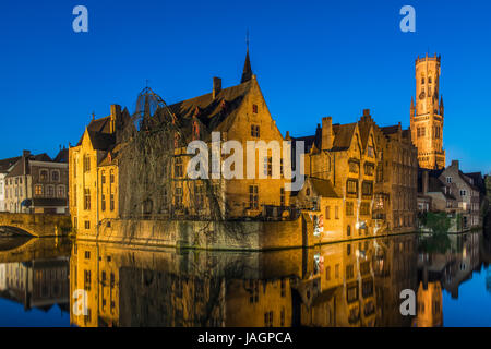 Nacht Blick über Dijver Kanal mit Belfort Turm im Hintergrund, Brügge, West-Flandern, Belgien Stockfoto