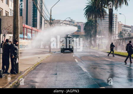 Valparaiso, Chile - 1. Juni 2017: Proteste in Valparaiso, Präsidentin Michelle Bachelet jährliche der Union Rede an den Kongress. Stockfoto