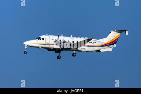 Twin Jet Beech 1900 D nähert sich zum Flughafen Toulouse-Blagnac in Toulouse, Frankreich. Stockfoto