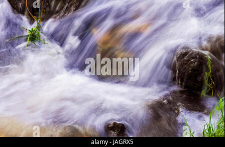 Das schöne Wasser des Sees Kodaikanal sieht so weiß und makellos. Von den Hügeln herab und in den See, das Wasser fließt über den roc Stockfoto