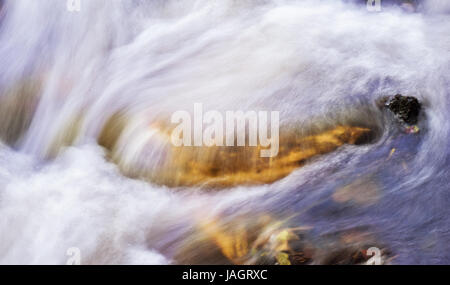 Saubere und schöne Hintergrund glatt und seidig fließende Wasser, Kodaikanal Lake, Tamil Nadu Stockfoto