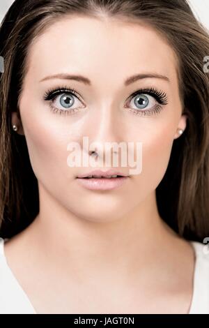 Nahaufnahme von einer schönen jungen Frau Gesicht mit durchdringenden Augen Stockfoto