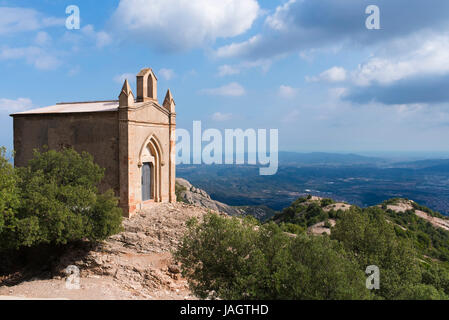 Ansicht der kleinen Kapelle und Schrein auf dem Weg in die Berge von Montserrat, Montserrat, Barcelona, Spanien Stockfoto