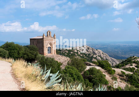 Ansicht der kleinen Kapelle und Schrein auf dem Weg in die Berge von Montserrat, Montserrat, Barcelona, Spanien Stockfoto