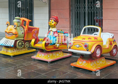 Spielplatz auf der Straße mit Münzautomaten Stockfoto