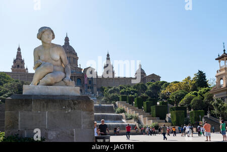 Statue, Fontänen und Wasserfall, das Museu Nacional d ' Art de Catalunya, MNAC, Kunstmuseum, Barcelona, Spanien Stockfoto