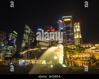 Singapur, Singapur - 10. Oktober 2011: Merlion Statue Brunnen und Stadt Skyline bei Nacht. Dieser Ort ist berühmte Sehenswürdigkeit in Singapur Stockfoto