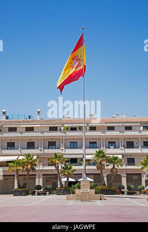 Die Plaza de Espana, Nerja, Andalusien, Spanien, spanische Flagge Costa del Sol.The (Bandera de España, umgangssprachlich bekannt als "la Rojigualda") bildet einen Schwerpunkt Stockfoto