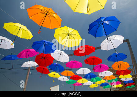 Sonnenschirme, hängen über einer Straße in Alfama Viertel von Lissabon