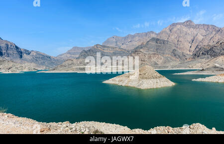 Lake of Wadi Dayqah Dam, der größte im Oman, kontrolliert Überschwemmungen, unterstützt Bewässerung und sorgt für eine gleichmäßige Wasserversorgung für Haushalte und landwirtschaftliche Zwecke Stockfoto