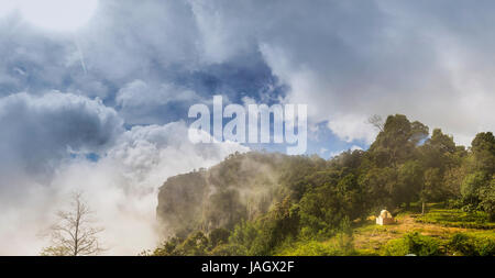 Schöne Panorama der Säule Felsen von Kodaikanal, werden diese von drei riesigen Steinsäulen festgelegt, die 122 m (400 ft) hoch stehen. Stockfoto