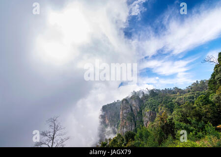 Die schöne Säule Felsen von Kodaikanal in die Palani-Berge sehen atemberaubend schönen und faszinierenden Stockfoto