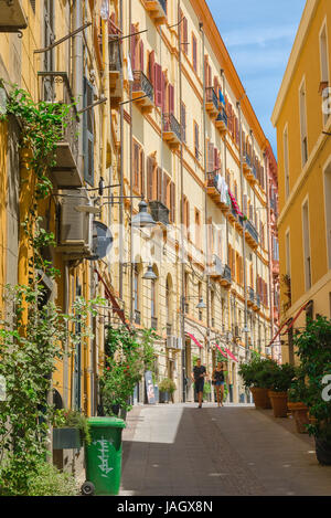 Cagliari Sardinia Villanova, Ansicht eines jungen Paares, das in einem Apartmenthaus aus dem between19.. Jahrhundert in der Gegend von Villanova in Cagliari, Sardinien, zu Fuß geht. Stockfoto