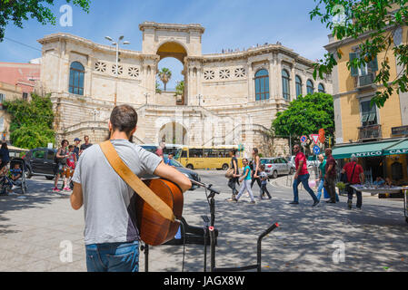 Cagliari Bastione di San Remy, unterhält ein Musiker Passanten in der Nähe der Bastione di San Remy in Castello Bereich, Cagliari, Sardinien. Stockfoto