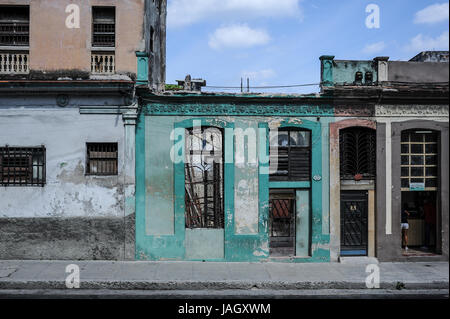 Malerische Aussicht der zerfallenden Gebäuden in Havanna von der berühmten Terrasse des Restaurants La Guarida Stockfoto