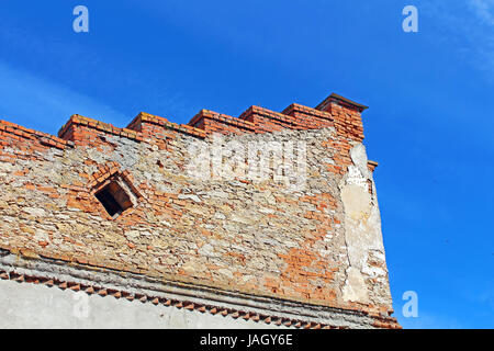 Wand über blauen Himmel in Medzhybizh, Ukraine. Medzhybizh Wasserburg als Bollwerk gegen die osmanische Expansion im 1540 s Stockfoto