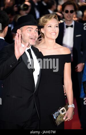 Clovis Cornillac mit seiner Frau Lilou Fogli Ankunft auf dem roten Teppich für den Film "120 Battements Par Minute" (BPM (Schläge pro Minute)) 70. Cannes Film Festival 20. Mai 2017 Foto Jacky Godard Stockfoto