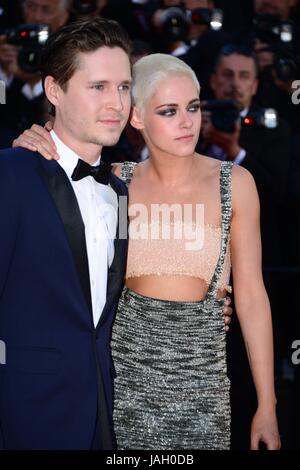 Josh Kaye und Kristen Stewart (Chanel Kleid) Ankunft auf dem roten Teppich für den Film "120 Battements Par Minute" (BPM (Schläge pro Minute)) 70. Cannes Film Festival 20. Mai 2017 Foto Jacky Godard Stockfoto