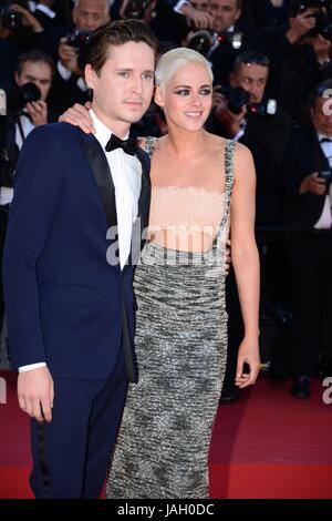 Josh Kaye und Kristen Stewart (Chanel Kleid) Ankunft auf dem roten Teppich für den Film "120 Battements Par Minute" (BPM (Schläge pro Minute)) 70. Cannes Film Festival 20. Mai 2017 Foto Jacky Godard Stockfoto