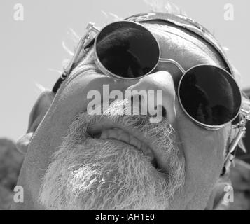 Ein Engländer mit einem Bart trägt ein Kopftuch und coole Sonnenbrillen während des Urlaubs, 2017 Stockfoto