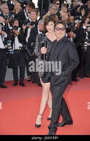 Charlotte Gainsbourg (Kleid von Yves Saint-Laurent) und Yvan Attal Ankunft auf dem roten Teppich für den Film 'The Meyerowitz Stories' 70. Cannes Film Festival 21. Mai 2017 Foto Jacky Godard Stockfoto