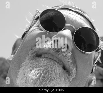 Ein Engländer mit einem Bart trägt ein Kopftuch und coole Sonnenbrillen während des Urlaubs, 2017 Stockfoto
