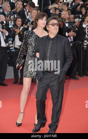 Charlotte Gainsbourg (Kleid von Yves Saint-Laurent) und Yvan Attal Ankunft auf dem roten Teppich für den Film 'The Meyerowitz Stories' 70. Cannes Film Festival 21. Mai 2017 Foto Jacky Godard Stockfoto