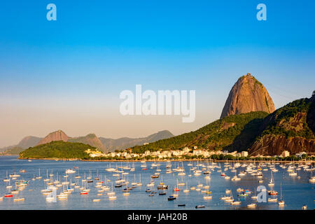 Botafogo-Bucht mit ihren Booten und den Zuckerhut in Rio De Janeiro Stockfoto