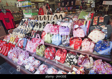 Japan, Kyoto, Higashiyama, Geschäfte, Souvenirs, traditionelle japanische Handtaschen und Sandalen "Getas", Stockfoto
