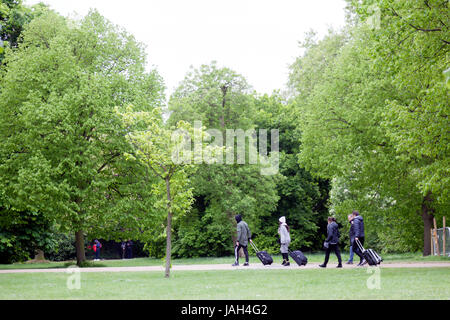 London, Vereinigtes Königreich, am 6. Mai 2017: Touristen mit Rollwagen im Londoner Hyde Park Stockfoto