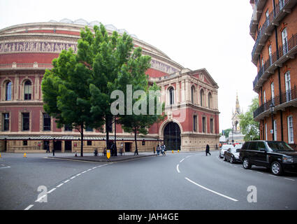 London, Vereinigtes Königreich, 7 Mai 2017: schöner Baum vor der royal Albert Hall in London Kensington Stockfoto