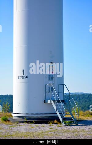 Schwarzwald Bei Kniebis, Windkraftanlage, Windgenerator, Windrad Für Stromerzeugung, Windenergieanlage, Turmeingang Mit Türe, Stockfoto