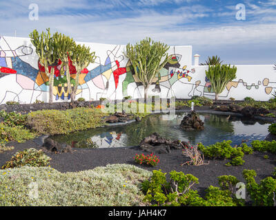 Innenraum, Garten und Wandmalerei im Haus-Museum von Cesar Manrique in Tahiche auf Insel von Lanzarote, Spanien Stockfoto